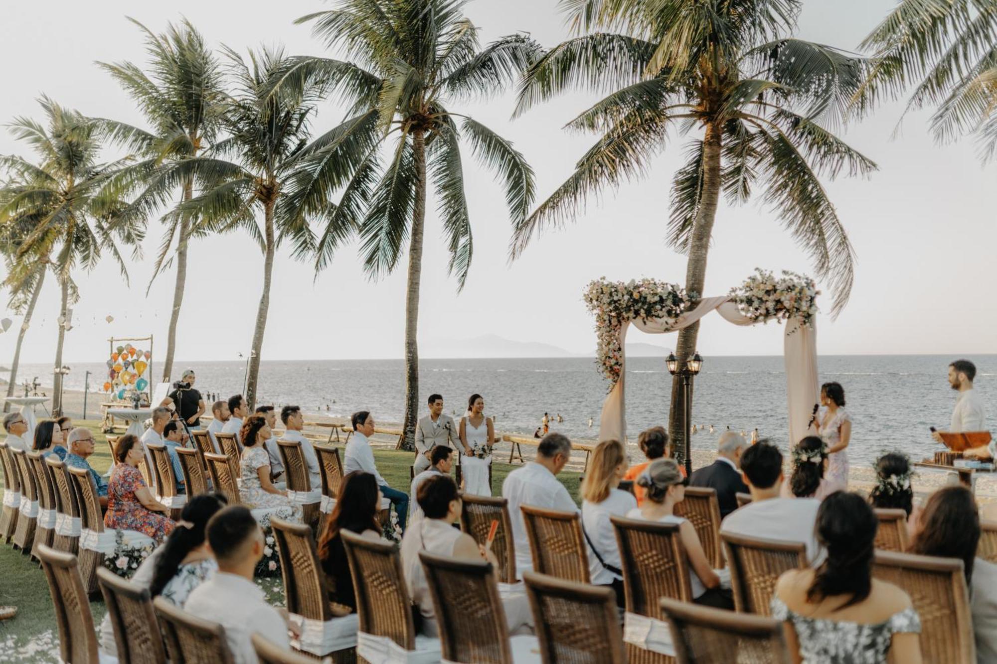 ปาล์ม การ์เด้ Hotel ฮอยอัน ภายนอก รูปภาพ A beach wedding in Nha Trang, Vietnam