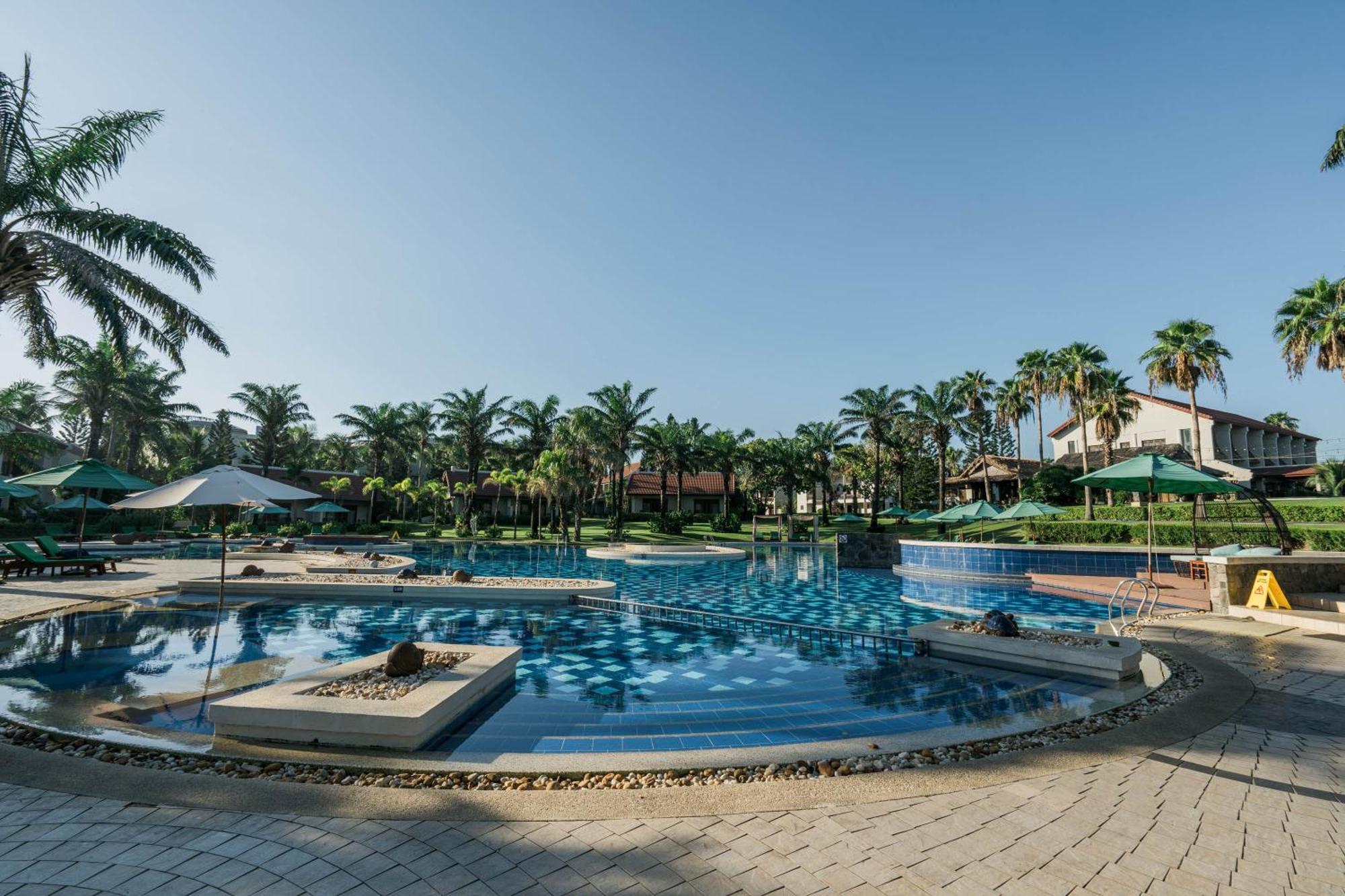 ปาล์ม การ์เด้ Hotel ฮอยอัน ภายนอก รูปภาพ The pool at the Kempinski Jinja