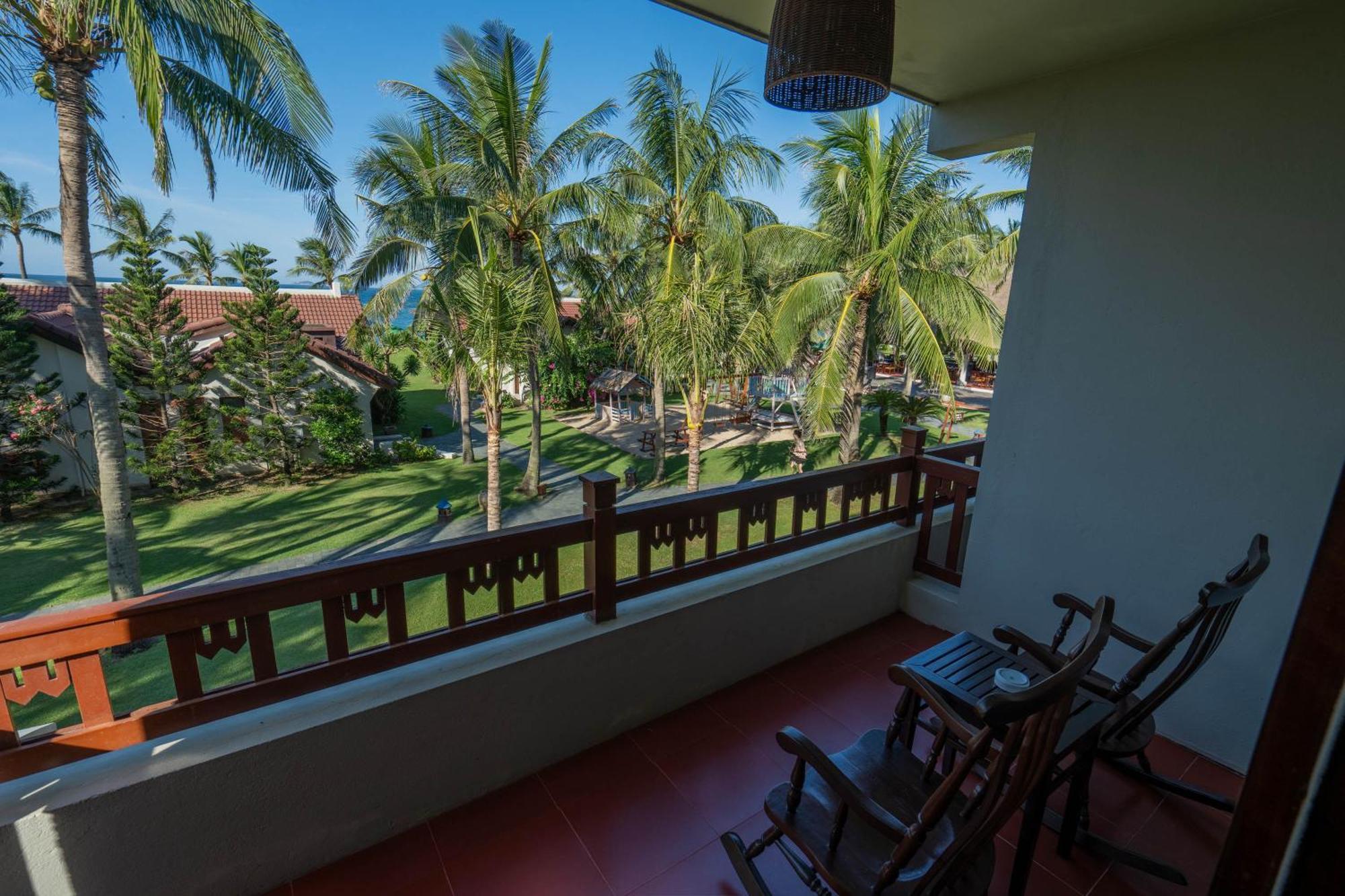 ปาล์ม การ์เด้ Hotel ฮอยอัน ภายนอก รูปภาพ A balcony in a hotel room