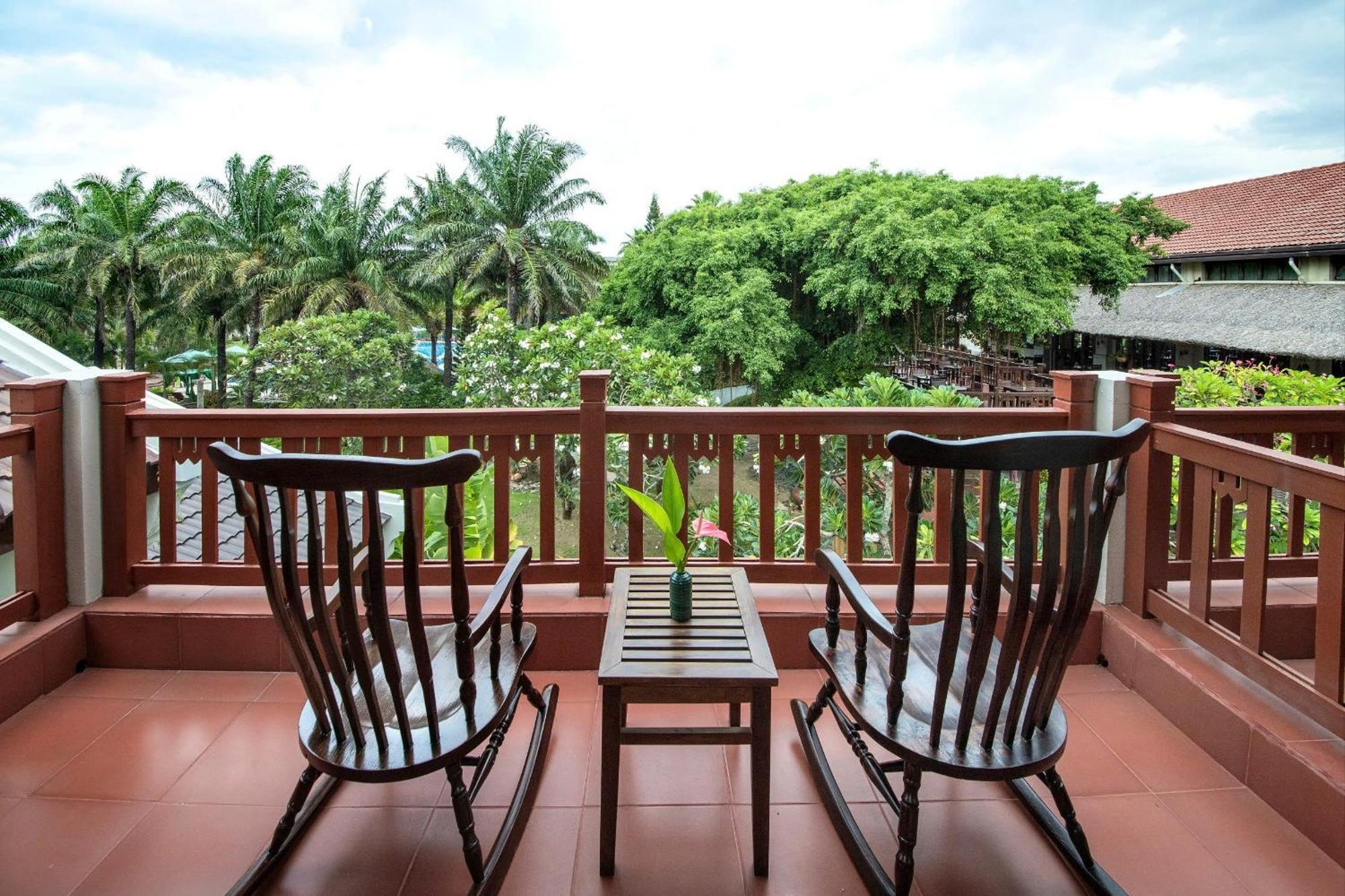 ปาล์ม การ์เด้ Hotel ฮอยอัน ภายนอก รูปภาพ A balcony